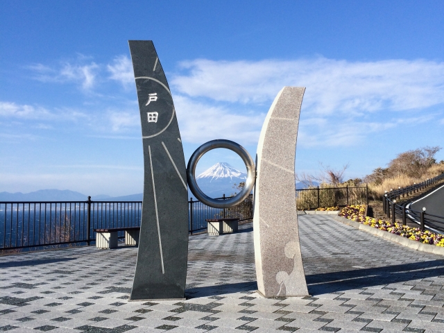 出逢い岬のモニュメントのリングから見える富士山