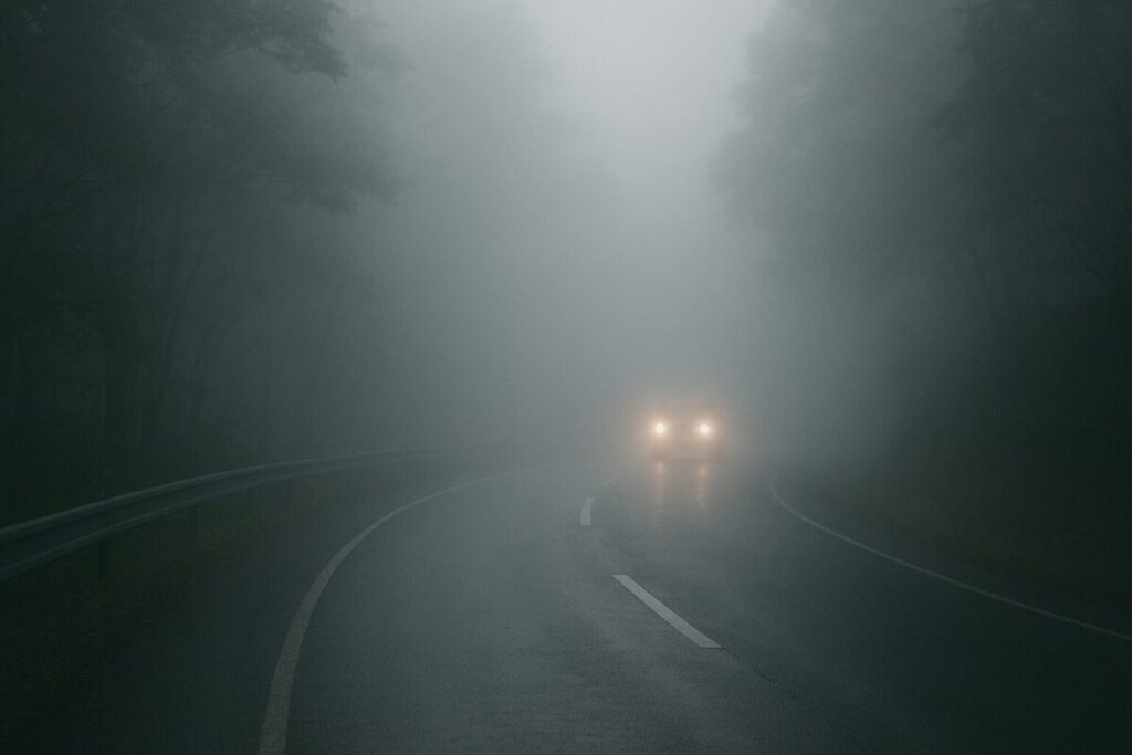 霧・視界不良の道路