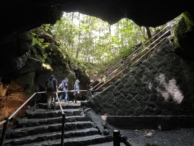 富岳風穴の階段