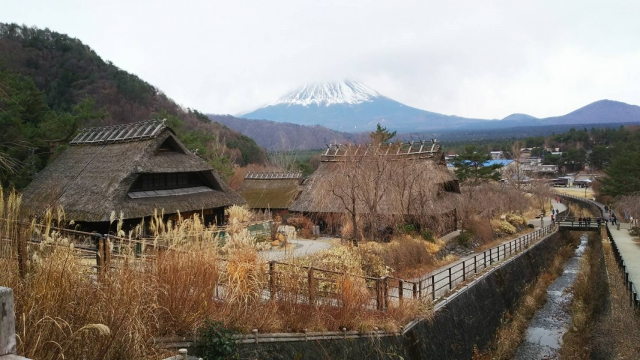 ふじみ橋からの茅葺と富士山