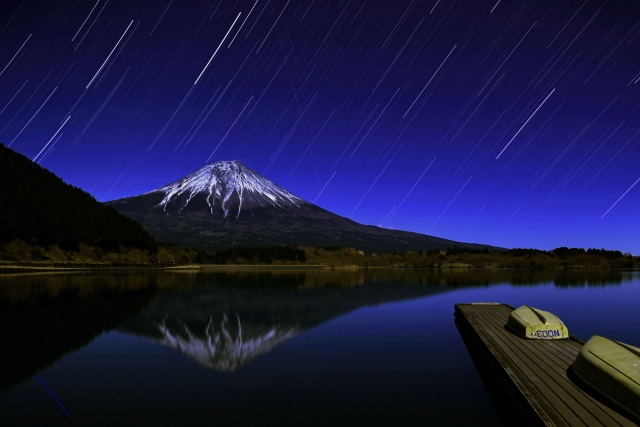 月光に照らされた田貫湖の富士山
