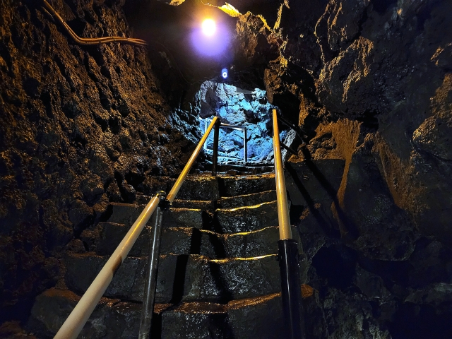 鳴沢氷穴の階段