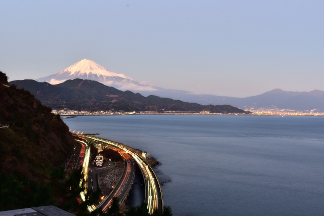 さった峠と道路の光跡