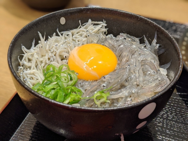 生しらすと釜揚げしらすの2色丼