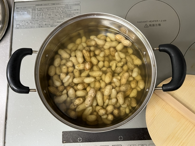 生落花生を茹でる