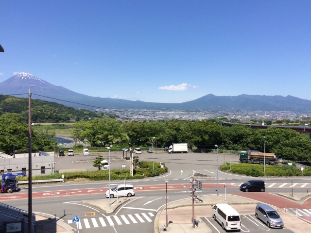 県道10号と道の駅一般道駐車場