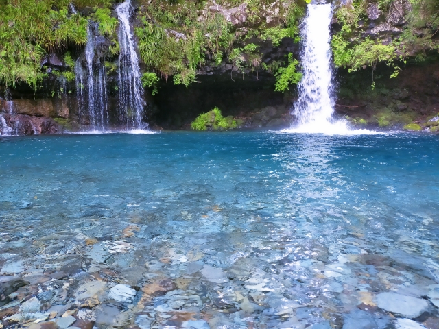 澄みきった水の陣馬の滝