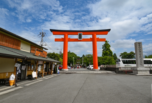 浅間大社鳥居そばの土産店「ここずらよ」