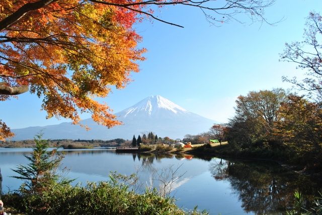 紅葉の田貫湖と富士山