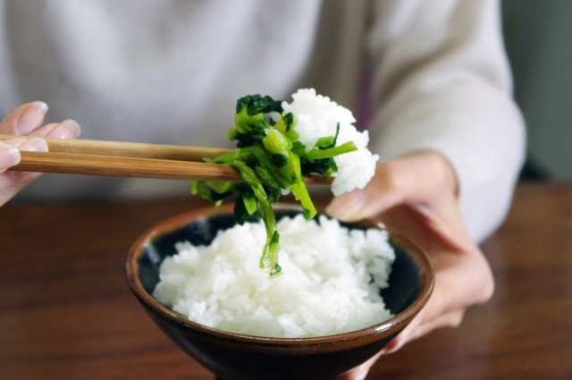 水かけ菜漬けをご飯を食べる