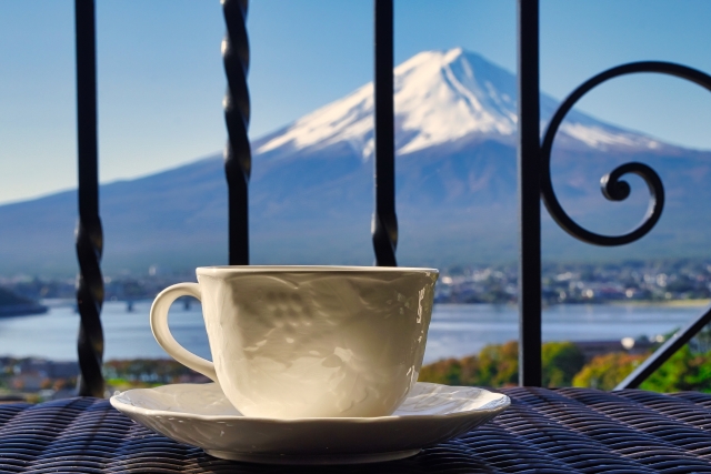 富士山を見ながらコーヒー（イメージ画像）