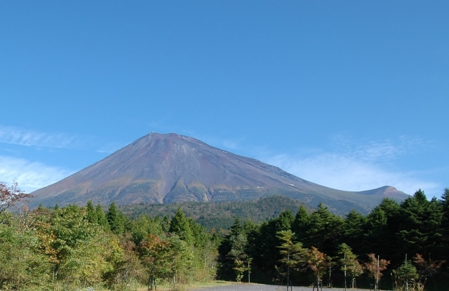 新緑の西臼塚駐車場と富士山