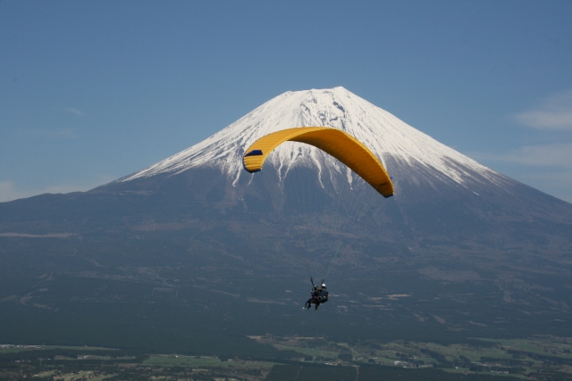 富士山とパラグライダー
