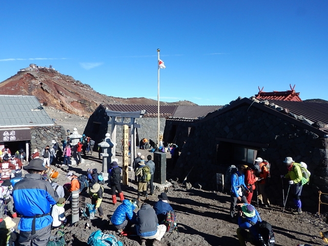 浅間大社奥宮と登山者