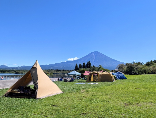 夏の田貫湖と富士山