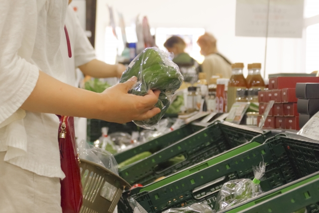 スーパーマーケットの野菜販売