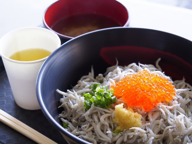 鱒の卵と釜揚げしらす丼