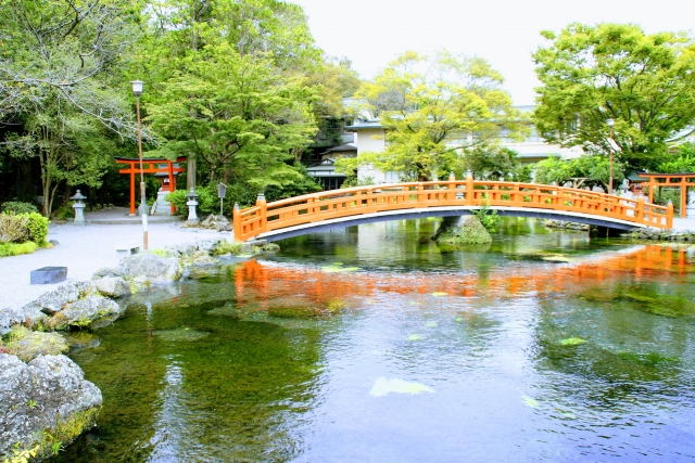 朱橋が映り込む湧玉池