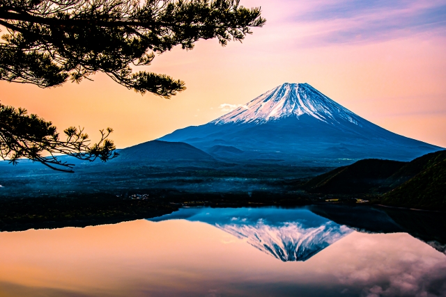 本栖湖と富士山
