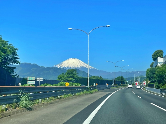 高速道路から見る富士山