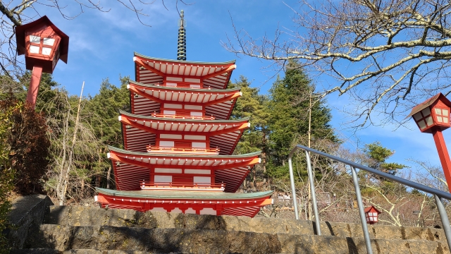 階段の先に忠霊塔